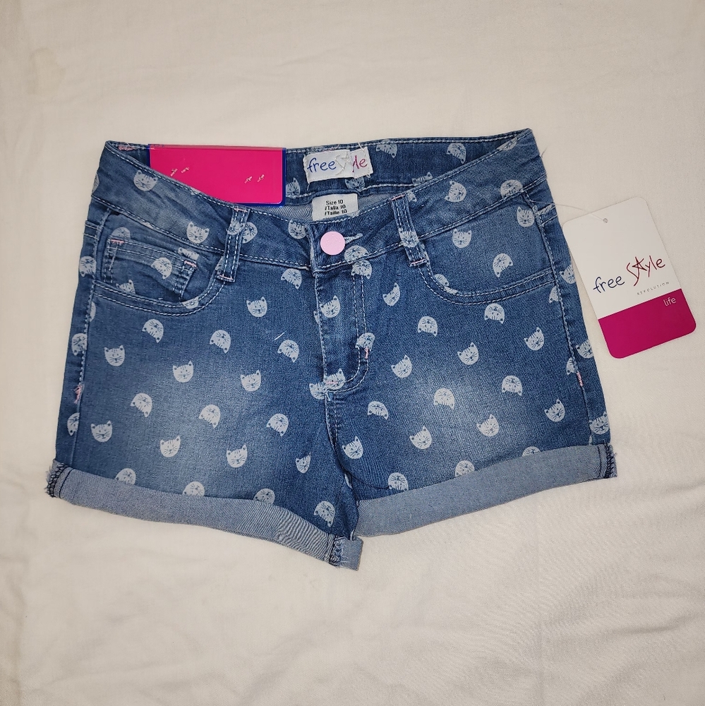 Kids short pants.